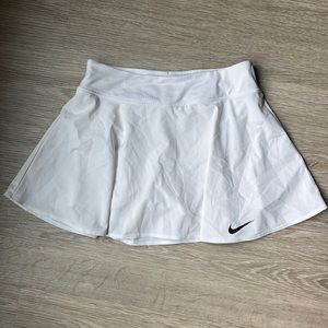 White Dri Fit Nike golf/tennis/pickleball skirt size small